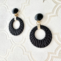 【大ぶりブラック フープイヤリング】 黒 夏  旅気分2025 再販　 7枚目の画像