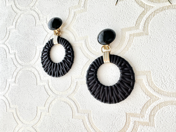 【大ぶりブラック フープイヤリング】 黒 夏  旅気分2025 再販　 7枚目の画像