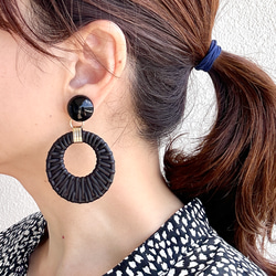 【大ぶりブラック フープイヤリング】 黒 夏  旅気分2025 再販　 2枚目の画像