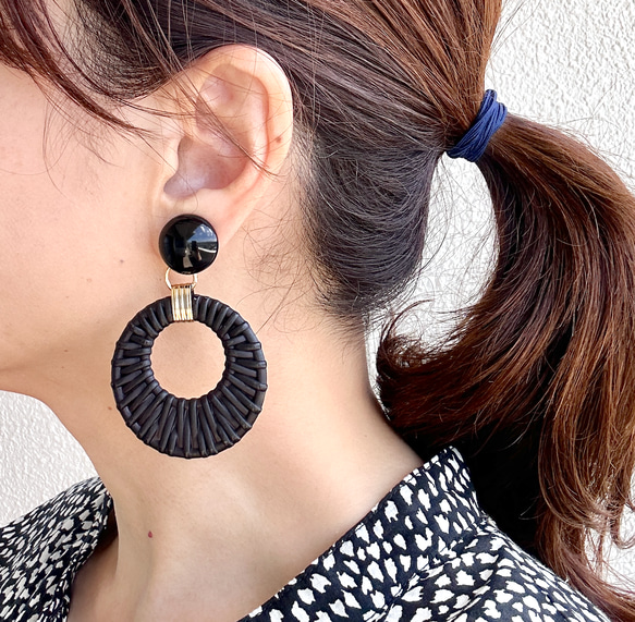 【大ぶりブラック フープイヤリング】 黒 夏  旅気分2025 再販　 2枚目の画像