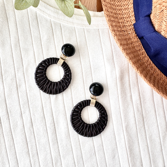 【大ぶりブラック フープイヤリング】 黒 夏  旅気分2025 再販　 4枚目の画像