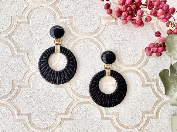 【大ぶりブラック フープイヤリング】 黒 夏  旅気分2025 再販　 6枚目の画像