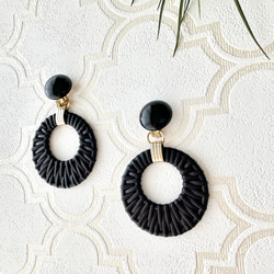 【大ぶりブラック フープイヤリング】 黒 夏  旅気分2025 再販　 9枚目の画像