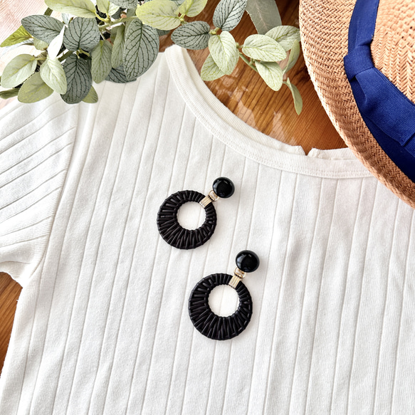 【大ぶりブラック フープイヤリング】 黒 夏  旅気分2025 再販　 3枚目の画像