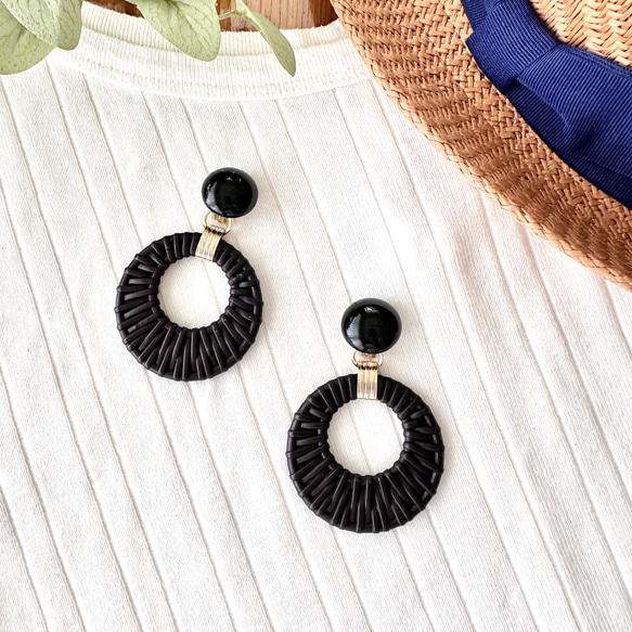 【大ぶりブラック フープイヤリング】 黒 夏  旅気分2025 再販　 1枚目の画像