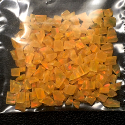 《人工オパール》(ネオンオパール) 原石 オレンジ/赤斑 3.4g ⑮ (樹脂含侵) 1枚目の画像