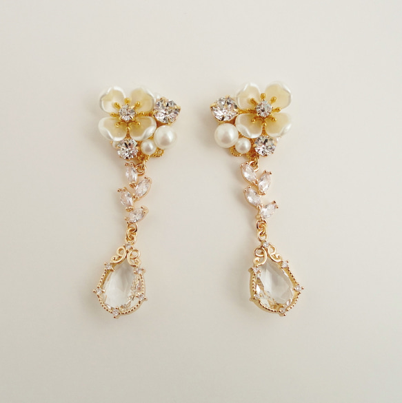 【再販】お花ビジューとガラスのしずく　イヤリング/ピアス/結婚式/ウェディング/花/フラワー/ビジュー/雫/ドロップ 3枚目の画像