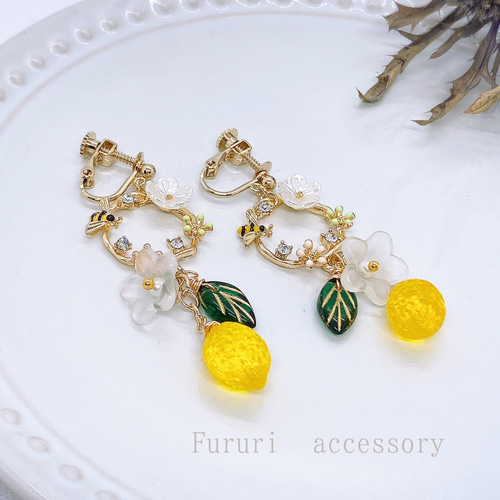 華やかなレモン bee&lemon ピアス/イヤリング 蜂 花 イヤリング