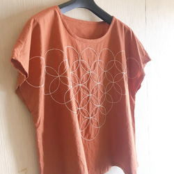 送料無料 ゆったり 刺繍ブラウス　フレンチスリーブの夏ブラウス ハーフリネン ダークオレンジ 3枚目の画像
