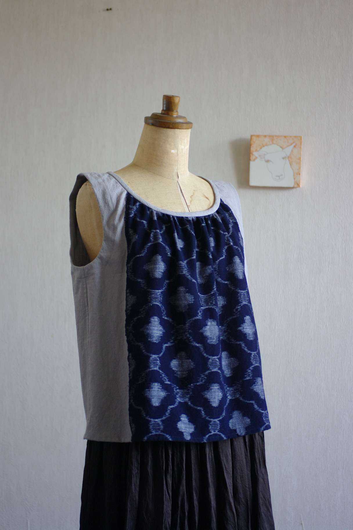 久留米絣の小さなブラウス　紺地にグレー花タイル柄