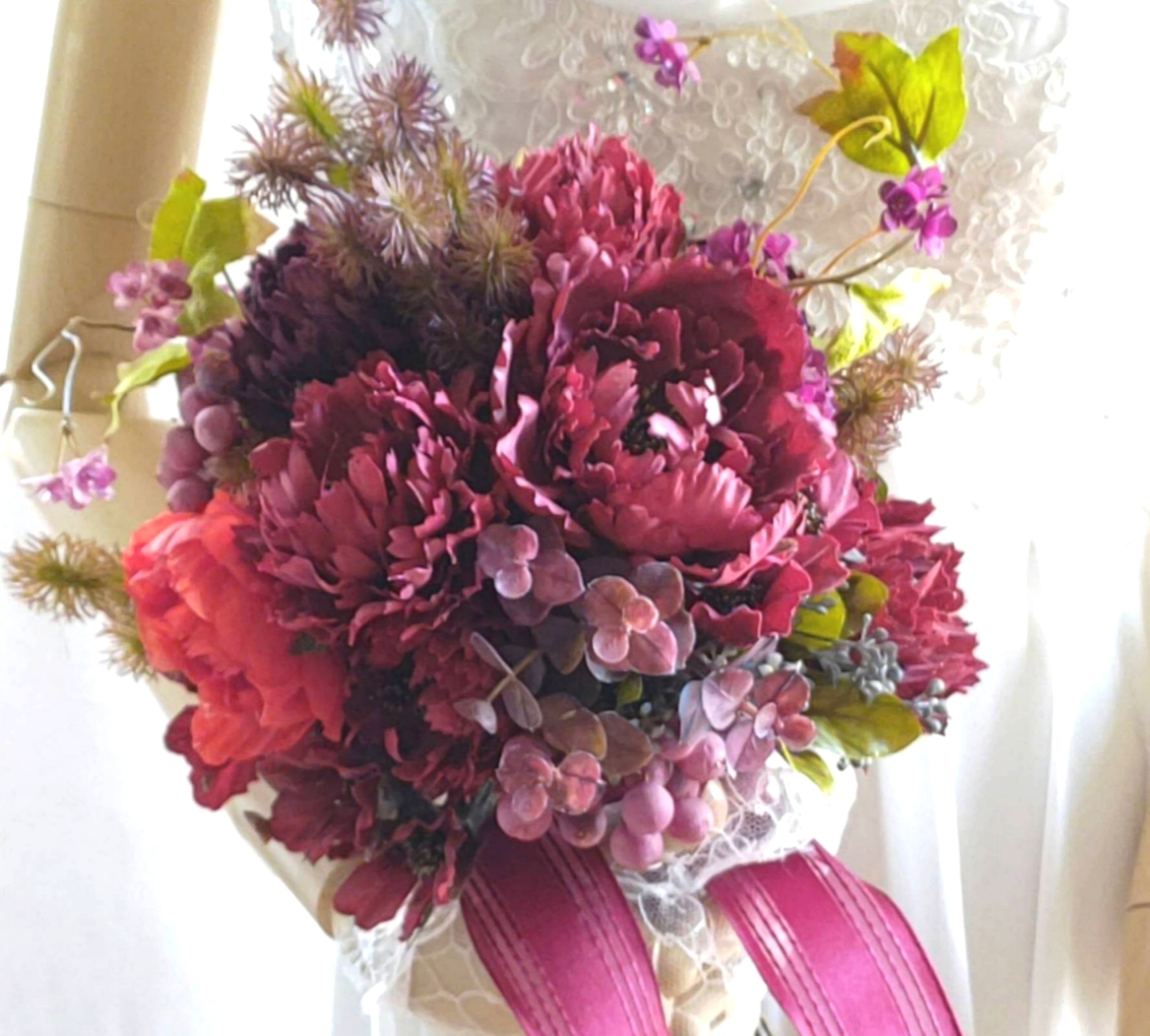 ウエディングブーケ(レッドピオニーまあるくかわいい)ブートニア込み 世界で１つ貴女だけにお勧めします。