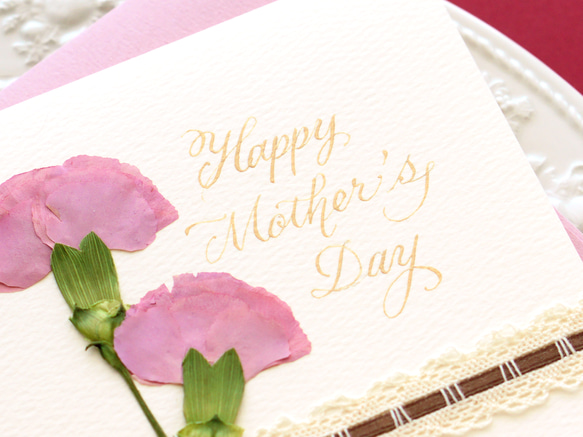 押し花とカリグラフィーの母の日カード【Happy Mother's Day】　本物のカーネーションのカード（ピンク） 3枚目の画像
