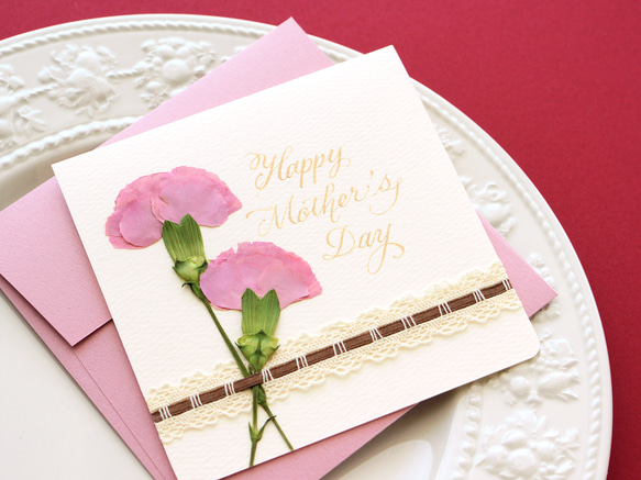 押し花とカリグラフィーの母の日カード【Happy Mother's Day】　本物のカーネーションのカード（ピンク） 1枚目の画像