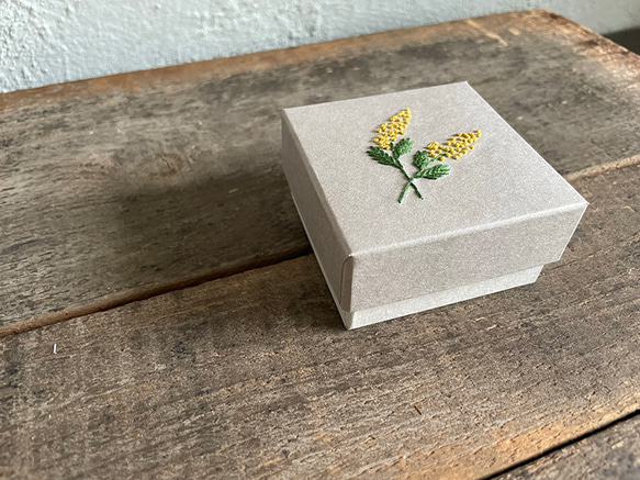 ーカミモノ研究所　紙刺繍ー 　紙箱　ミモザ　刺繍　手作り貼り箱 1枚目の画像