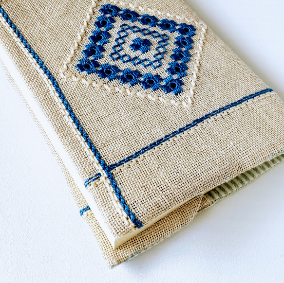 リネン  手刺繍のブックカバー  青&キナリ (A6/文庫本サイズ) 4枚目の画像
