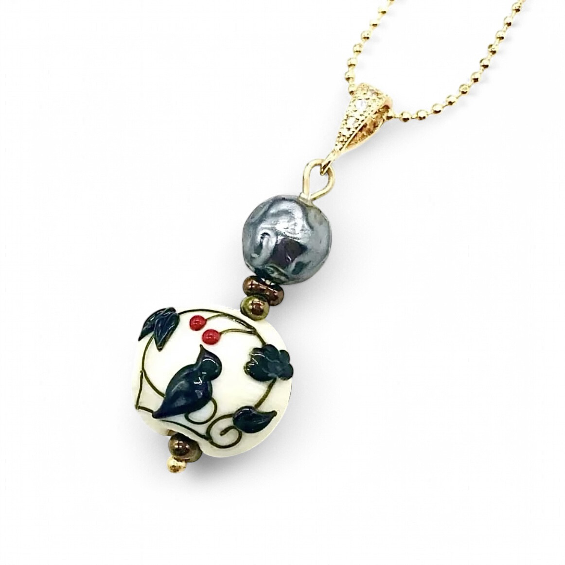 鳥と赤い実ネックレス