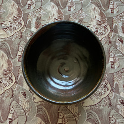 渋い茶と黒の花柄カフェラテカップ 3枚目の画像