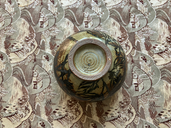 渋い茶と黒の花柄カフェラテカップ 4枚目の画像