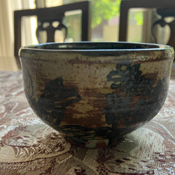 渋い茶と黒の花柄カフェラテカップ 2枚目の画像
