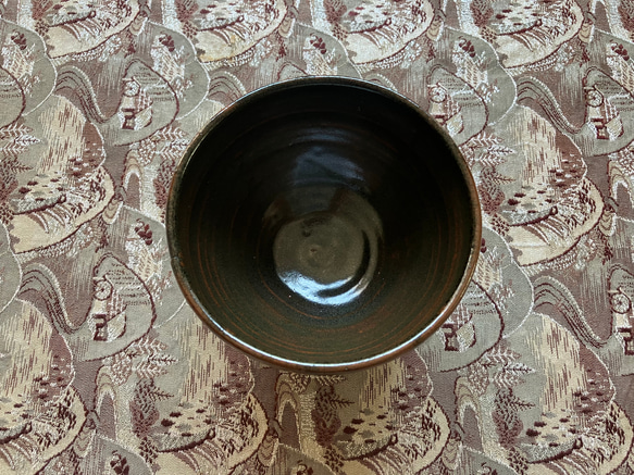 渋い茶と黒柄にグレーのドットのカフェラテカップ 2枚目の画像