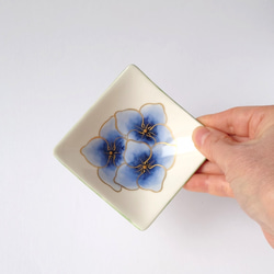 青のあじさいが華やかなお皿　花々（紫陽花）三寸角皿　磁器 5枚目の画像