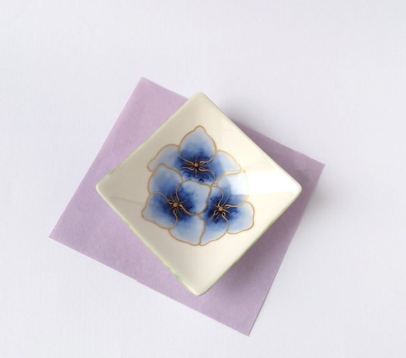 青のあじさいが華やかなお皿　花々（紫陽花）三寸角皿　磁器 1枚目の画像