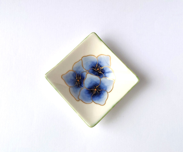 青のあじさいが華やかなお皿　花々（紫陽花）三寸角皿　磁器 2枚目の画像