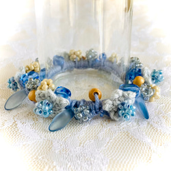 花モチーフとビーズボールとウッドビーズのシュシュ 1枚目の画像