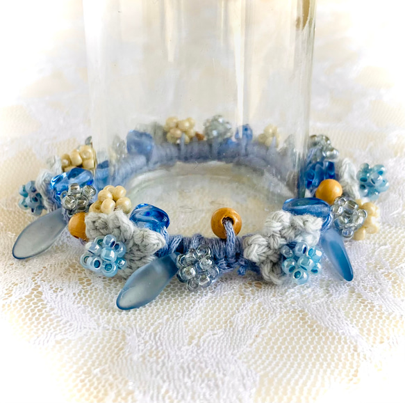 花モチーフとビーズボールとウッドビーズのシュシュ 1枚目の画像