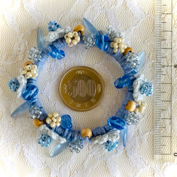 花モチーフとビーズボールとウッドビーズのシュシュ 3枚目の画像