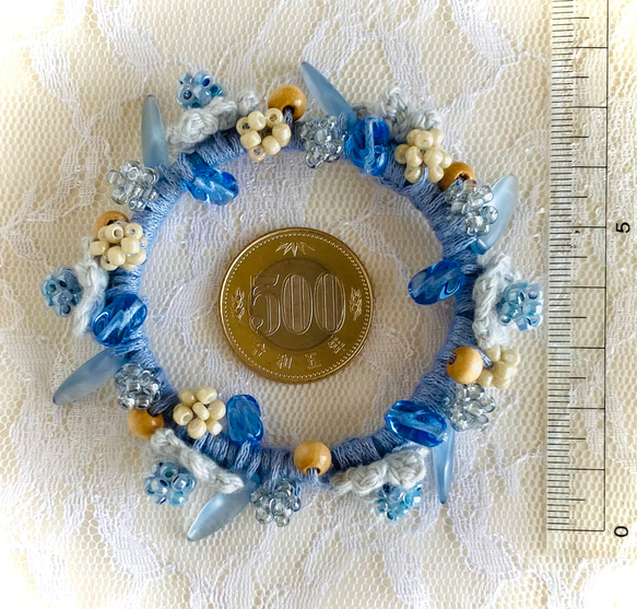 花モチーフとビーズボールとウッドビーズのシュシュ 3枚目の画像