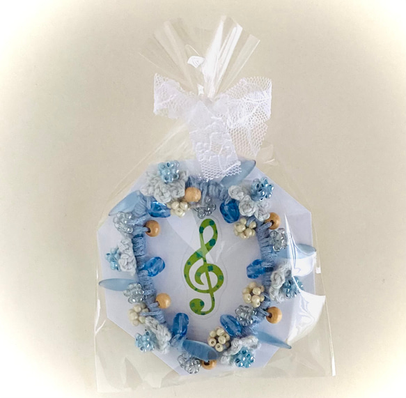 花モチーフとビーズボールとウッドビーズのシュシュ 4枚目の画像