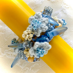 花モチーフとビーズボールとウッドビーズのシュシュ 2枚目の画像