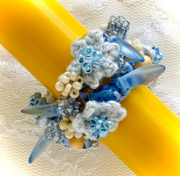 花モチーフとビーズボールとウッドビーズのシュシュ 2枚目の画像