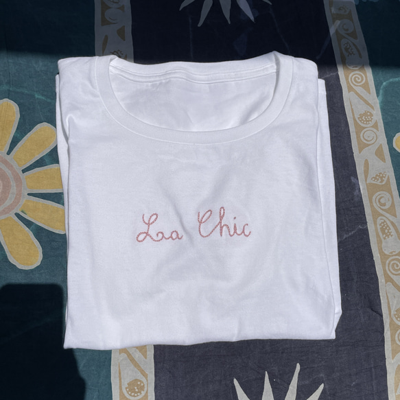 ”La Chic"フロント刺繍Tシャツ　ニュアンスカラー　Lサイズ 1枚目の画像