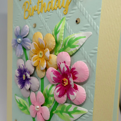 ライトイエロー、ライトブルーの配色のお花のデザインが可愛い立体手作りバースデーカードです。メッセージはお好みで変えられま 2枚目の画像