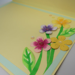 ライトイエロー、ライトブルーの配色のお花のデザインが可愛い立体手作りバースデーカードです。メッセージはお好みで変えられま 11枚目の画像