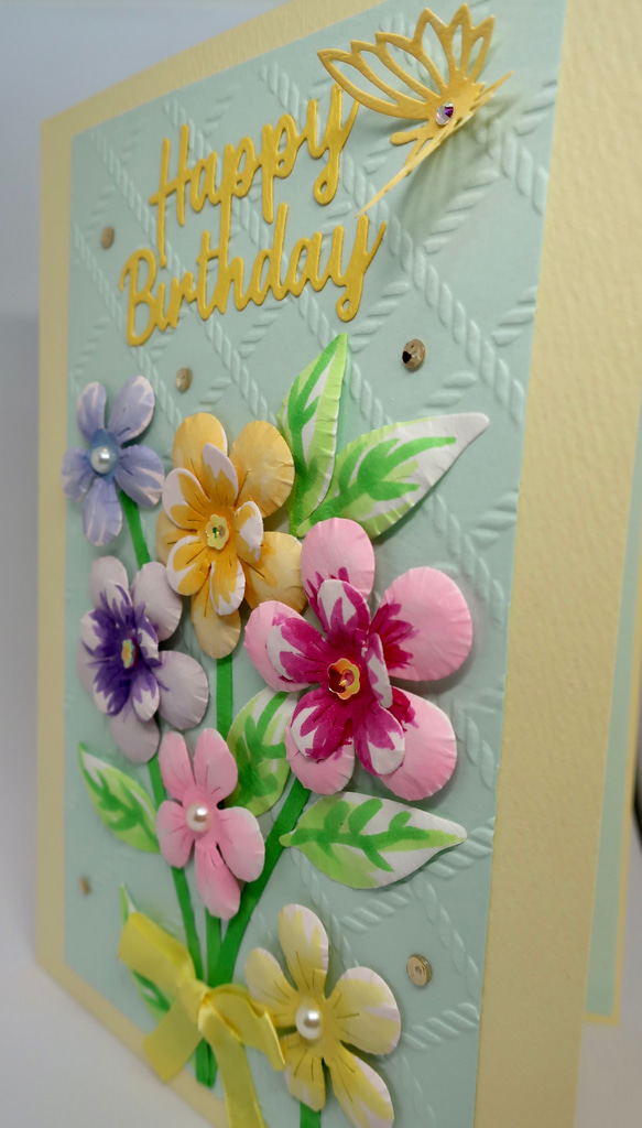 ライトイエロー、ライトブルーの配色のお花のデザインが可愛い立体手作りバースデーカードです。メッセージはお好みで変えられま 17枚目の画像
