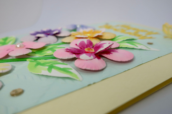 ライトイエロー、ライトブルーの配色のお花のデザインが可愛い立体手作りバースデーカードです。メッセージはお好みで変えられま 6枚目の画像