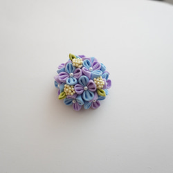つまみ細工　あじさいのブローチ（ヘアゴム変更可）-紫とくすみ水色4センチ-　紫陽花　母の日　プレゼント　ギフト 2枚目の画像
