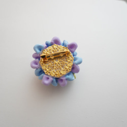 つまみ細工　あじさいのブローチ（ヘアゴム変更可）-紫とくすみ水色4センチ-　紫陽花　母の日　プレゼント　ギフト 3枚目の画像