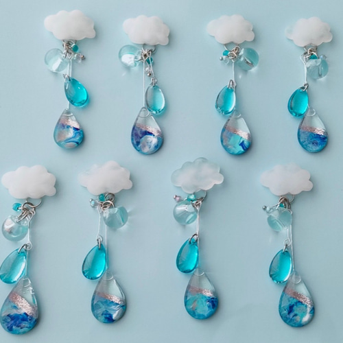 雨雲と雨粒 ピアス イヤリング レジン ピアス（スタッド・一粒 