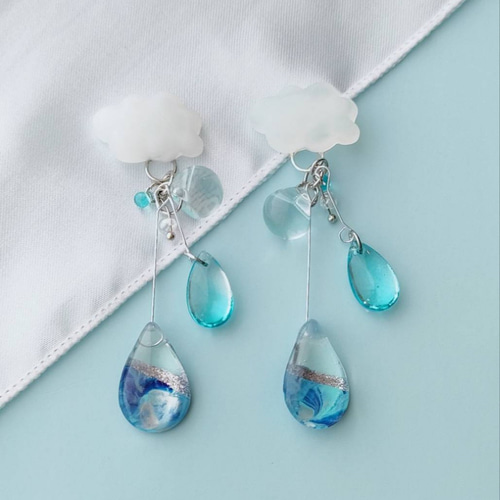 雨雲と雨粒 ピアス イヤリング レジン ピアス（スタッド・一粒