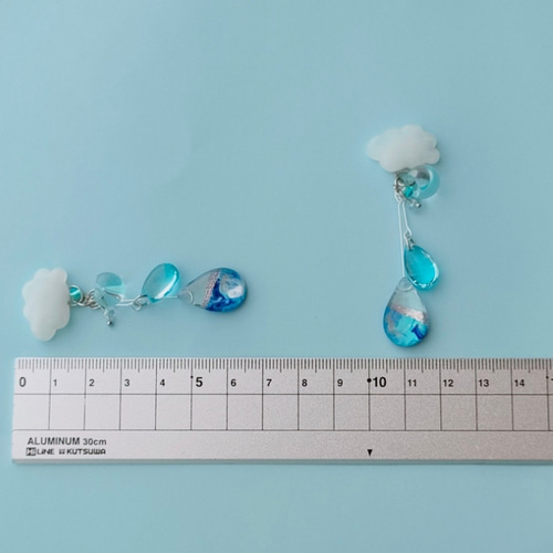 雨雲と雨粒 ピアス イヤリング レジン ピアス（スタッド・一粒 