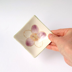 淡い紫の桜が美しいお皿　花々（紫桜）三寸角皿　磁器 5枚目の画像