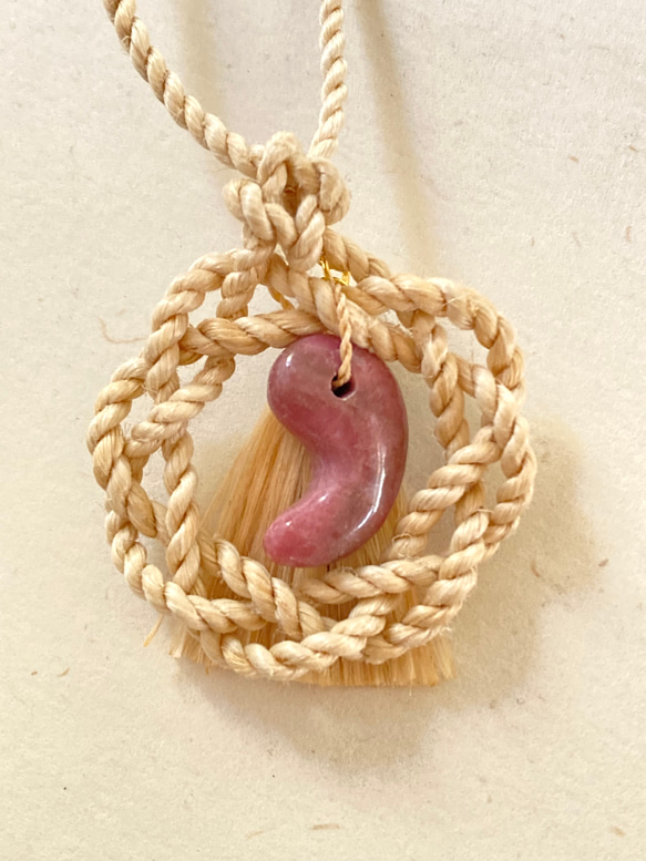 精麻ネックレス 勾玉のチャーム付き