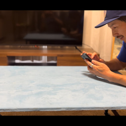 デスク｜ライトグレー｜パソコンデスク｜薄塗りモルタル｜三角脚