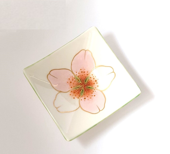 オレンジ色の華やかな芙蓉が美しいお皿　花々（芙蓉）三寸角皿　磁器 8枚目の画像