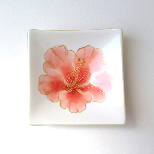 ピンク色に色づいた桜が美しいお皿 花々（桜）三寸角皿 磁器 小皿 raku