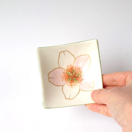 ピンク色に色づいた桜が美しいお皿 花々（桜）三寸角皿 磁器 小皿 raku